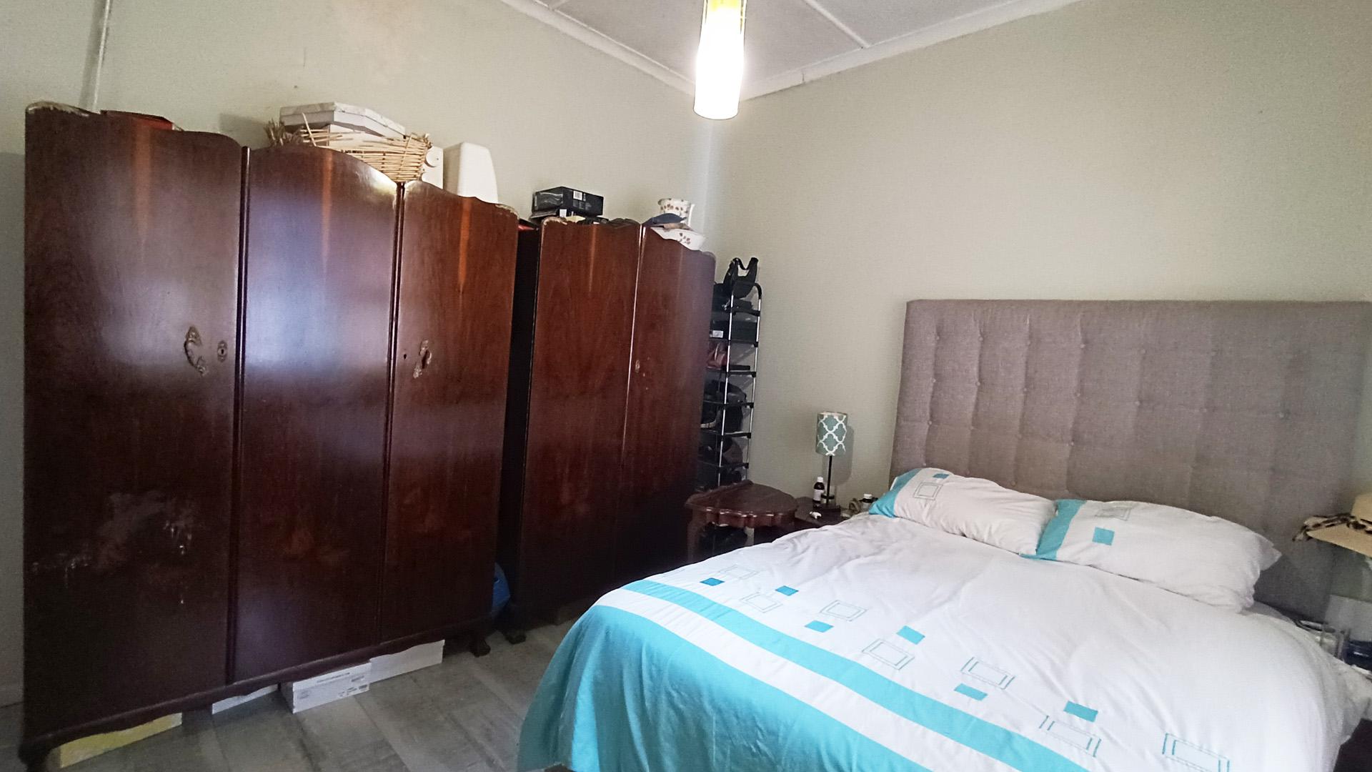 Bed Room 1 - 16 square meters of property in Wynberg - CPT