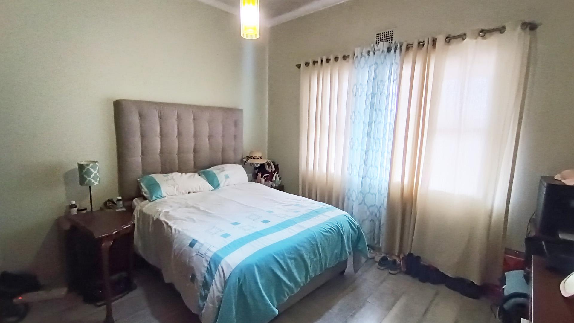 Bed Room 1 - 16 square meters of property in Wynberg - CPT
