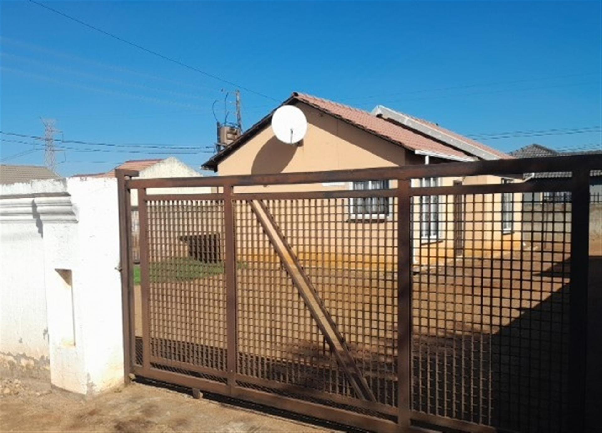 Front View of property in Protea Glen