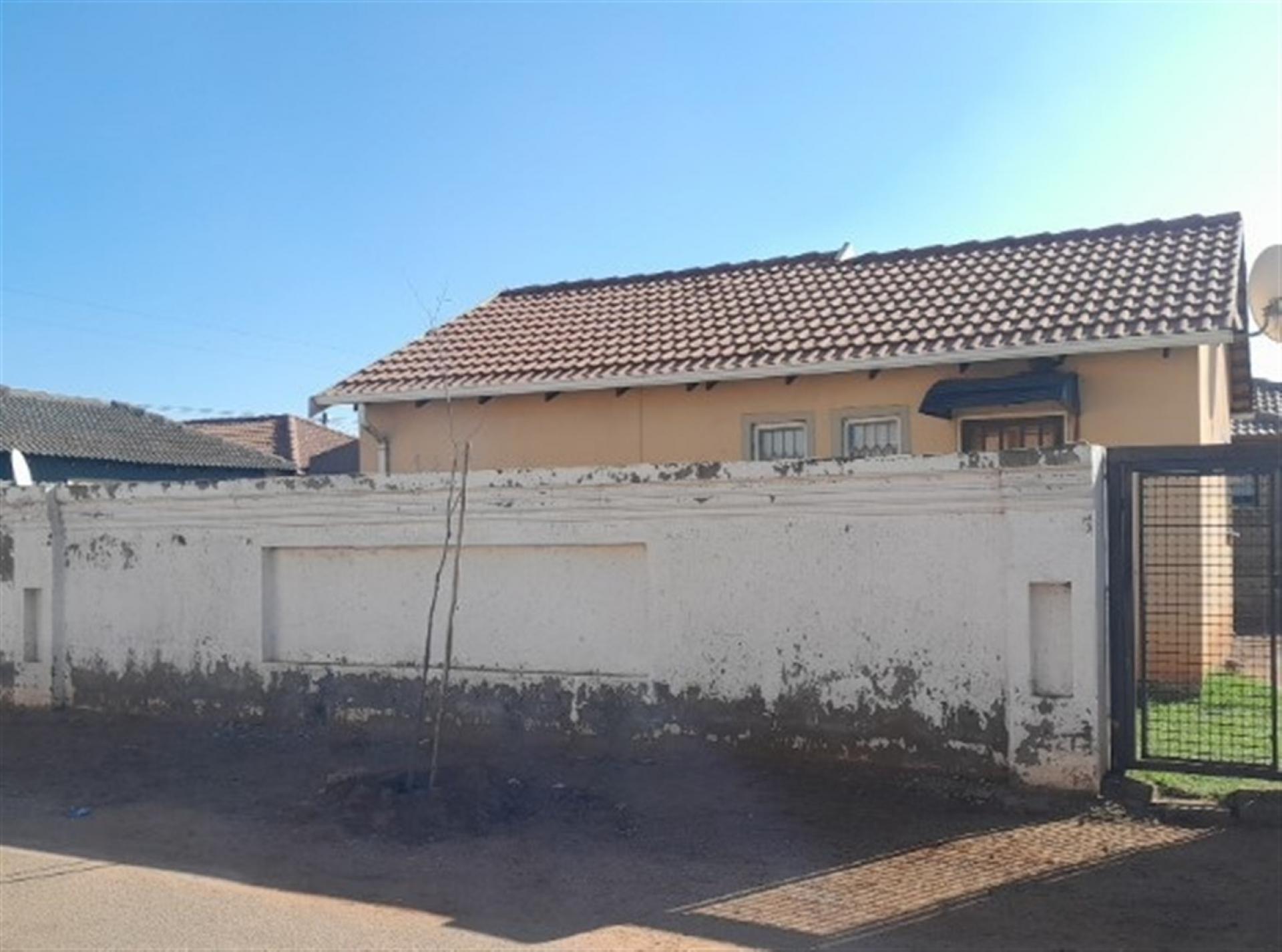 Front View of property in Protea Glen
