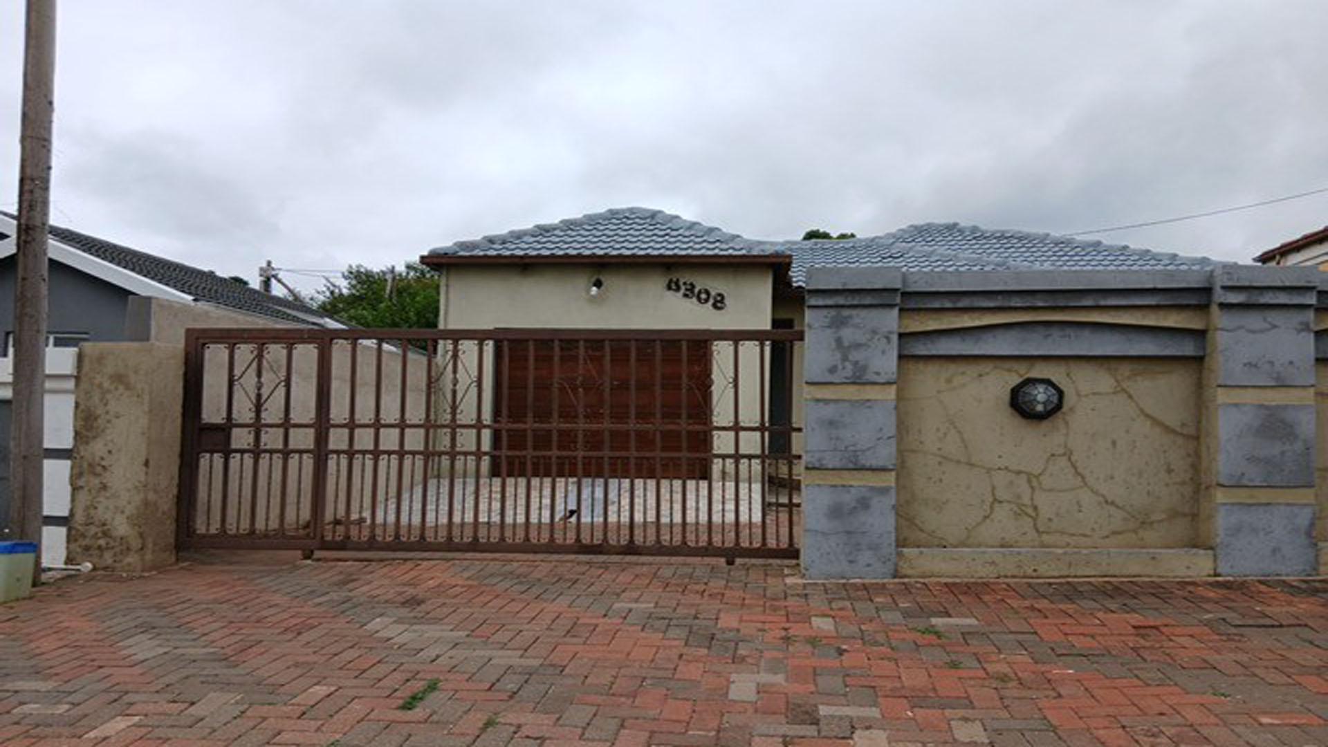 Front View of property in Clayville