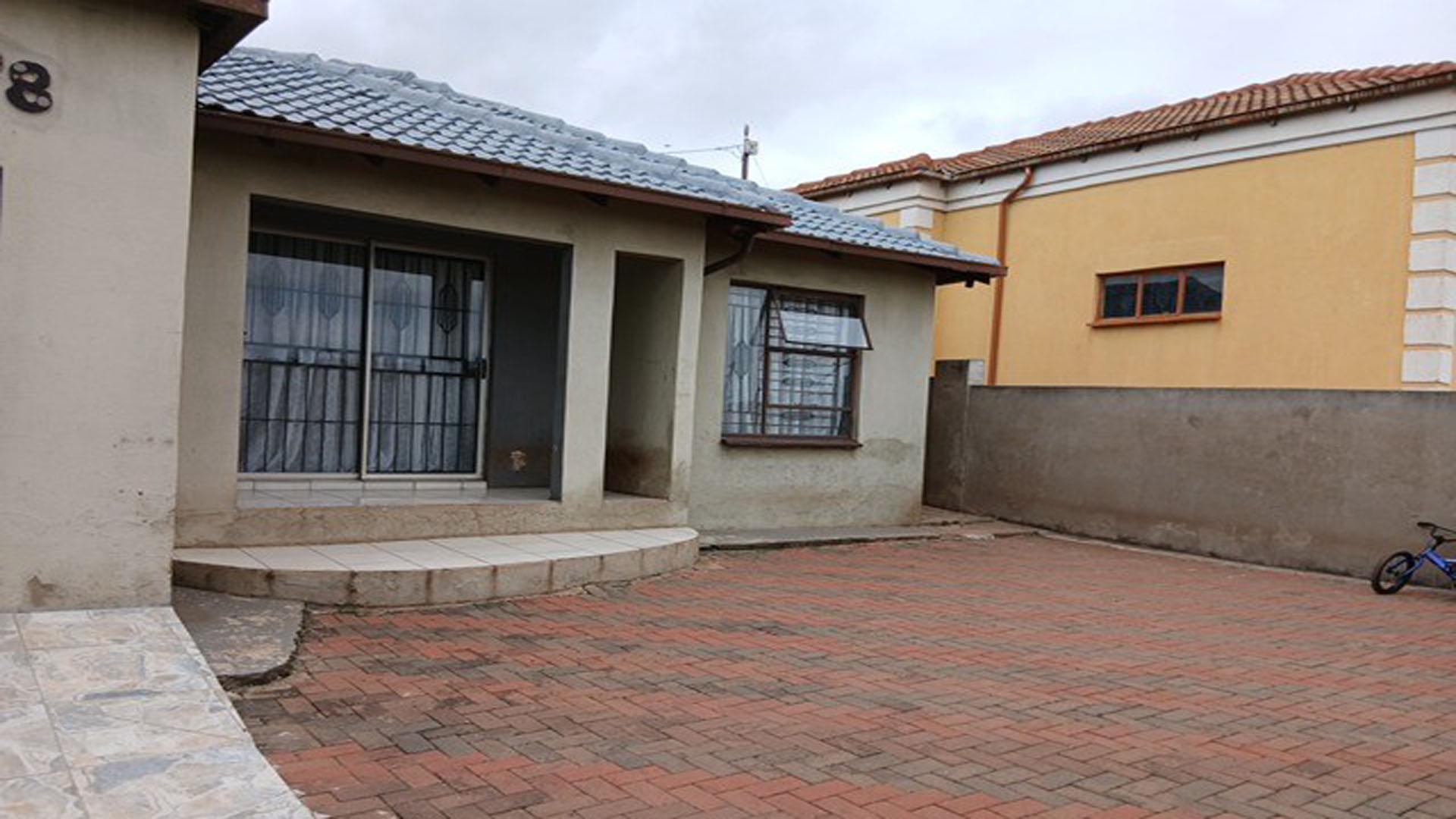Front View of property in Clayville