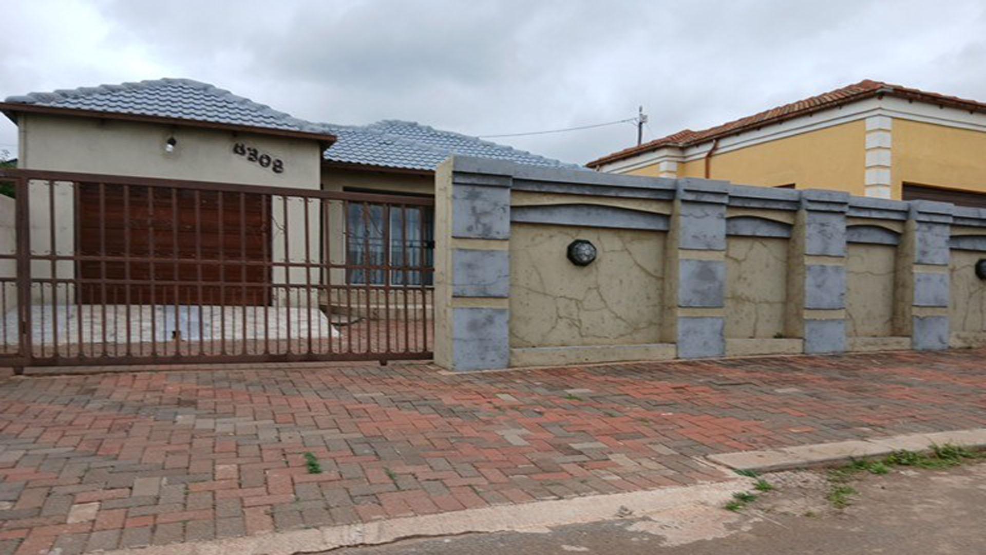 Front View of property in Clayville