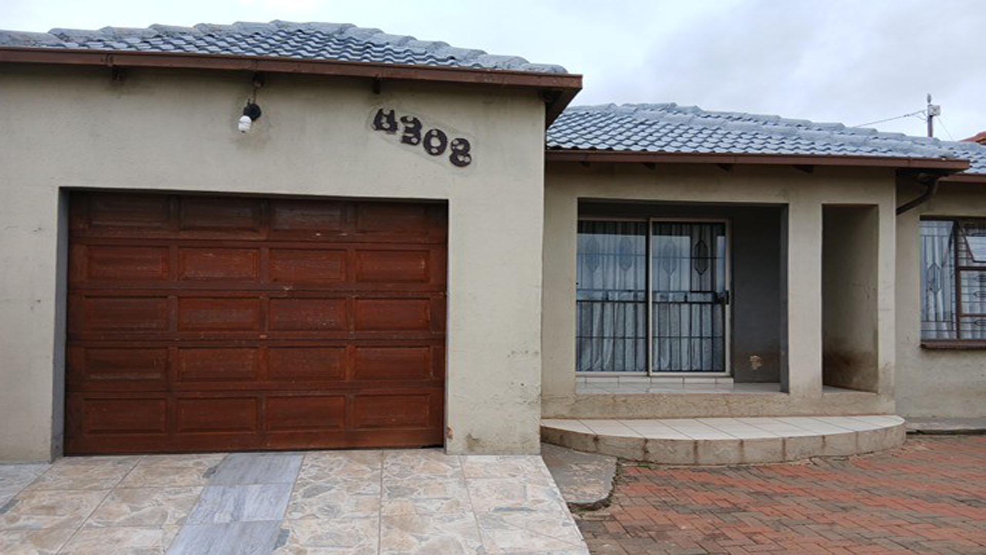 Front View of property in Clayville