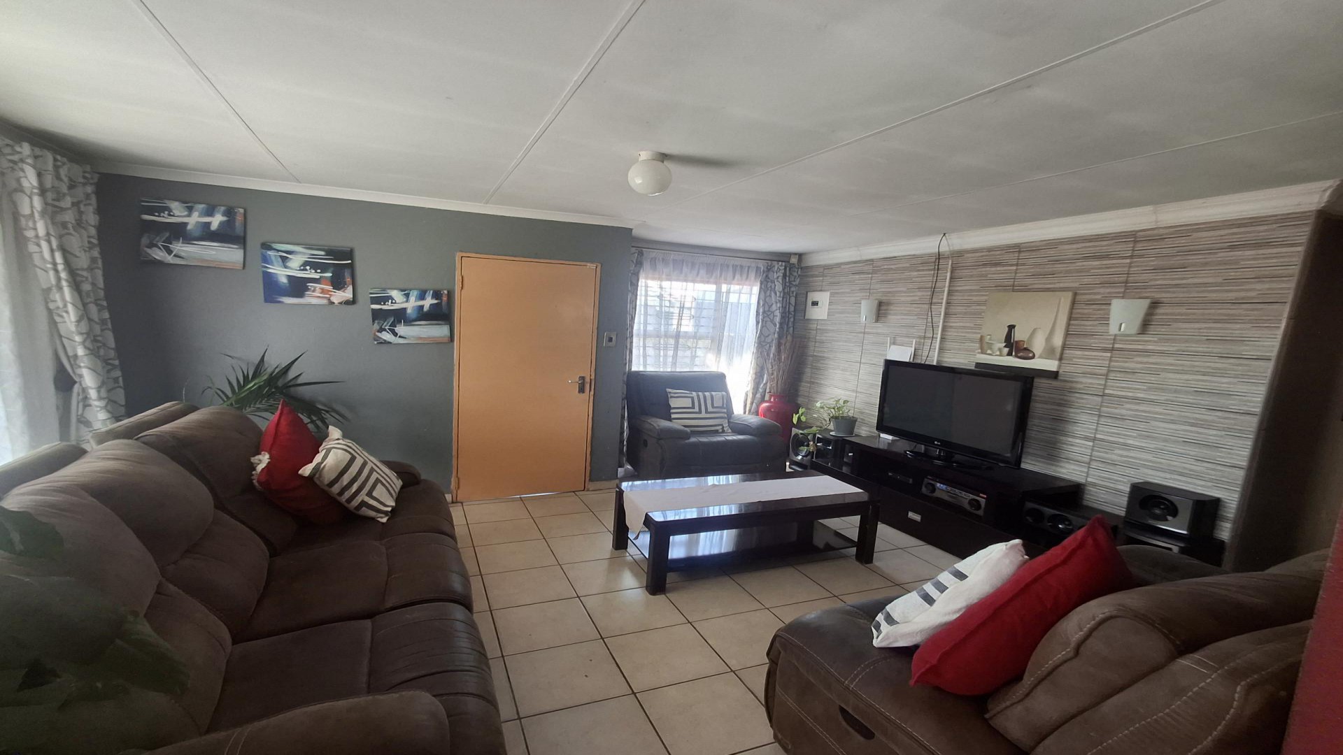 Lounges of property in Clayville