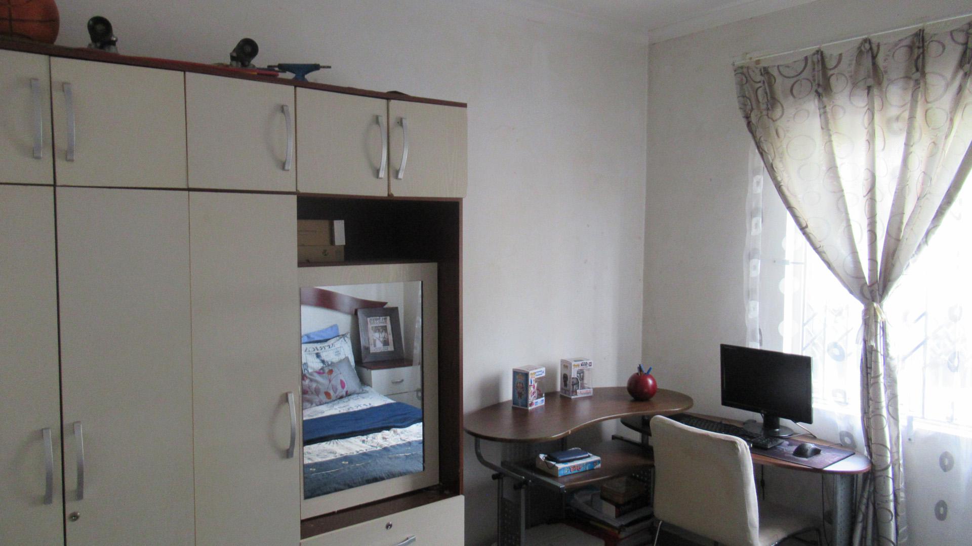 Bed Room 1 - 10 square meters of property in Tongaat