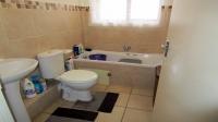 Main Bathroom - 5 square meters of property in Brackenham