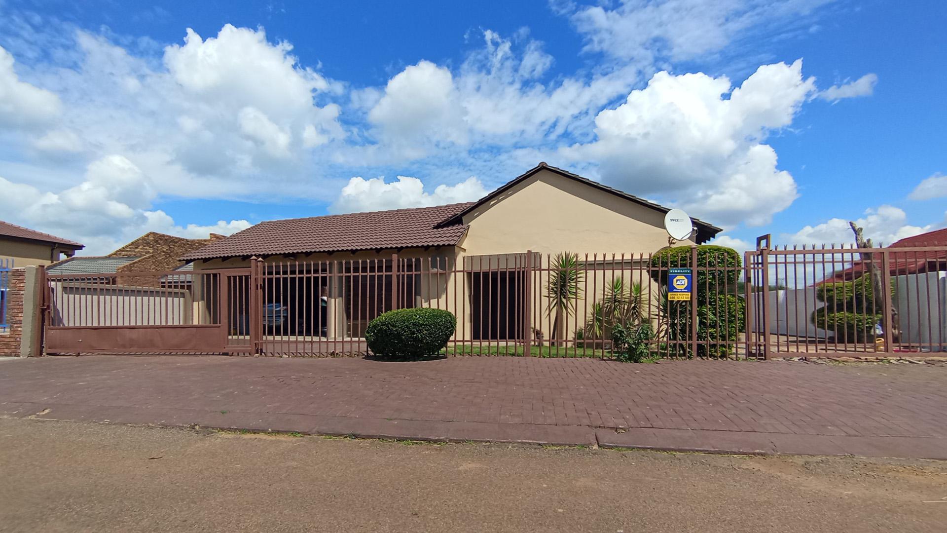 Front View of property in The Orchards
