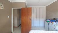 Bed Room 2 - 15 square meters of property in The Orchards
