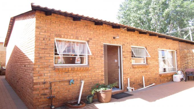 2 Bedroom Sectional Title for Sale and to Rent For Sale in Krugersdorp - Home Sell - MR338806