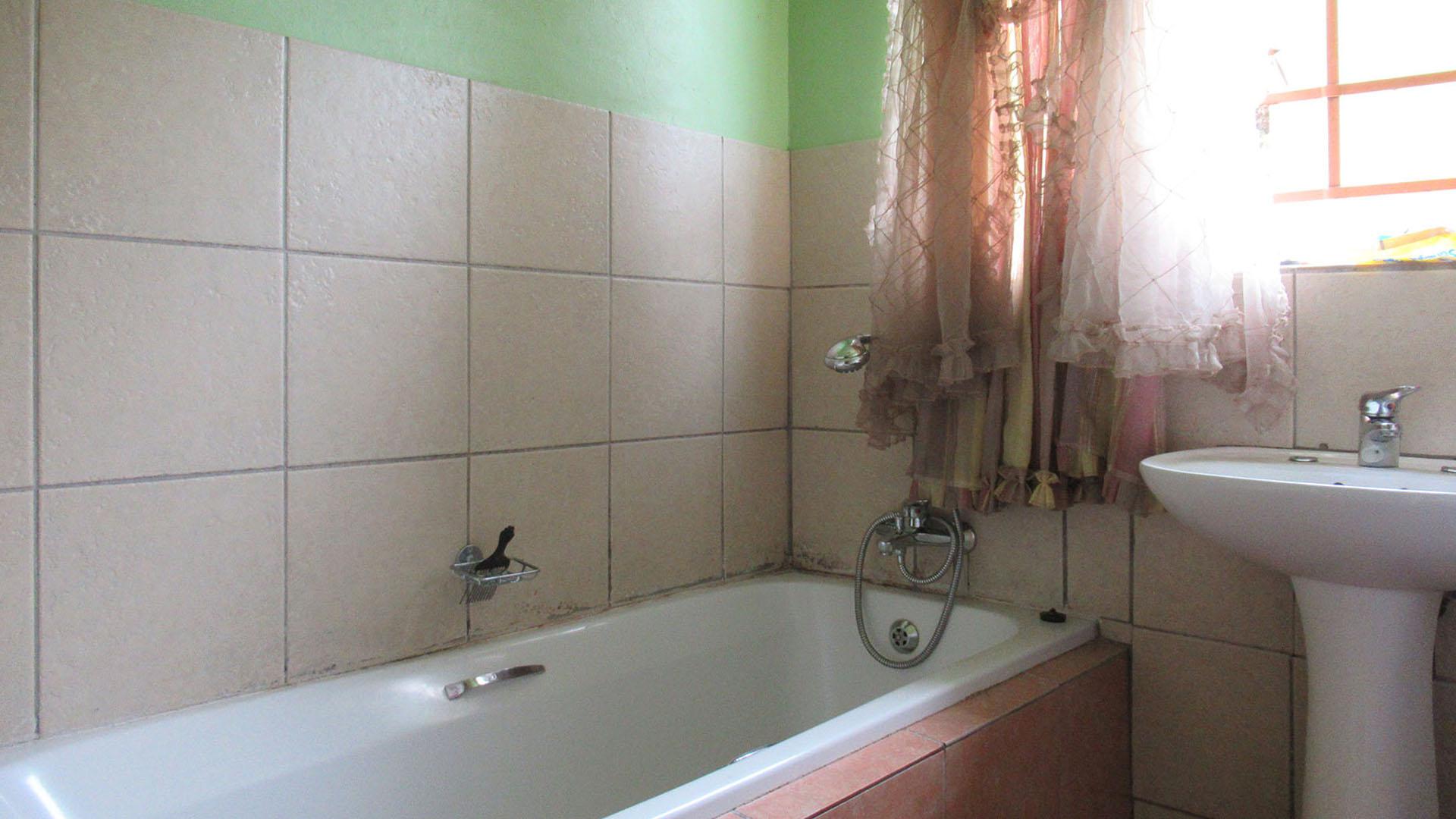 Bathroom 1 - 5 square meters of property in Cosmo City