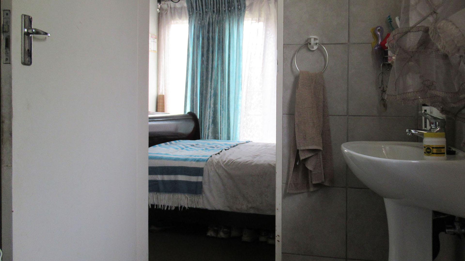 Main Bathroom - 5 square meters of property in Cosmo City