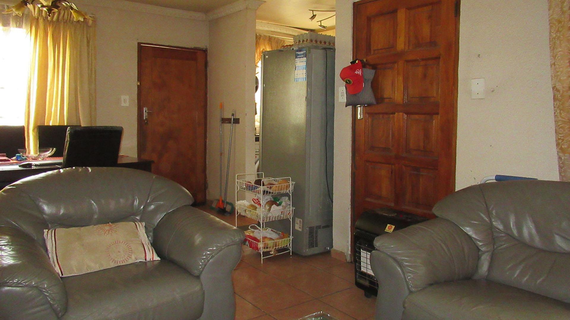 Lounges - 13 square meters of property in Cosmo City