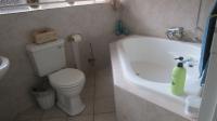 Main Bathroom - 6 square meters of property in Brackenhurst