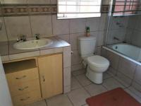 Bathroom 1 - 6 square meters of property in Brackenhurst