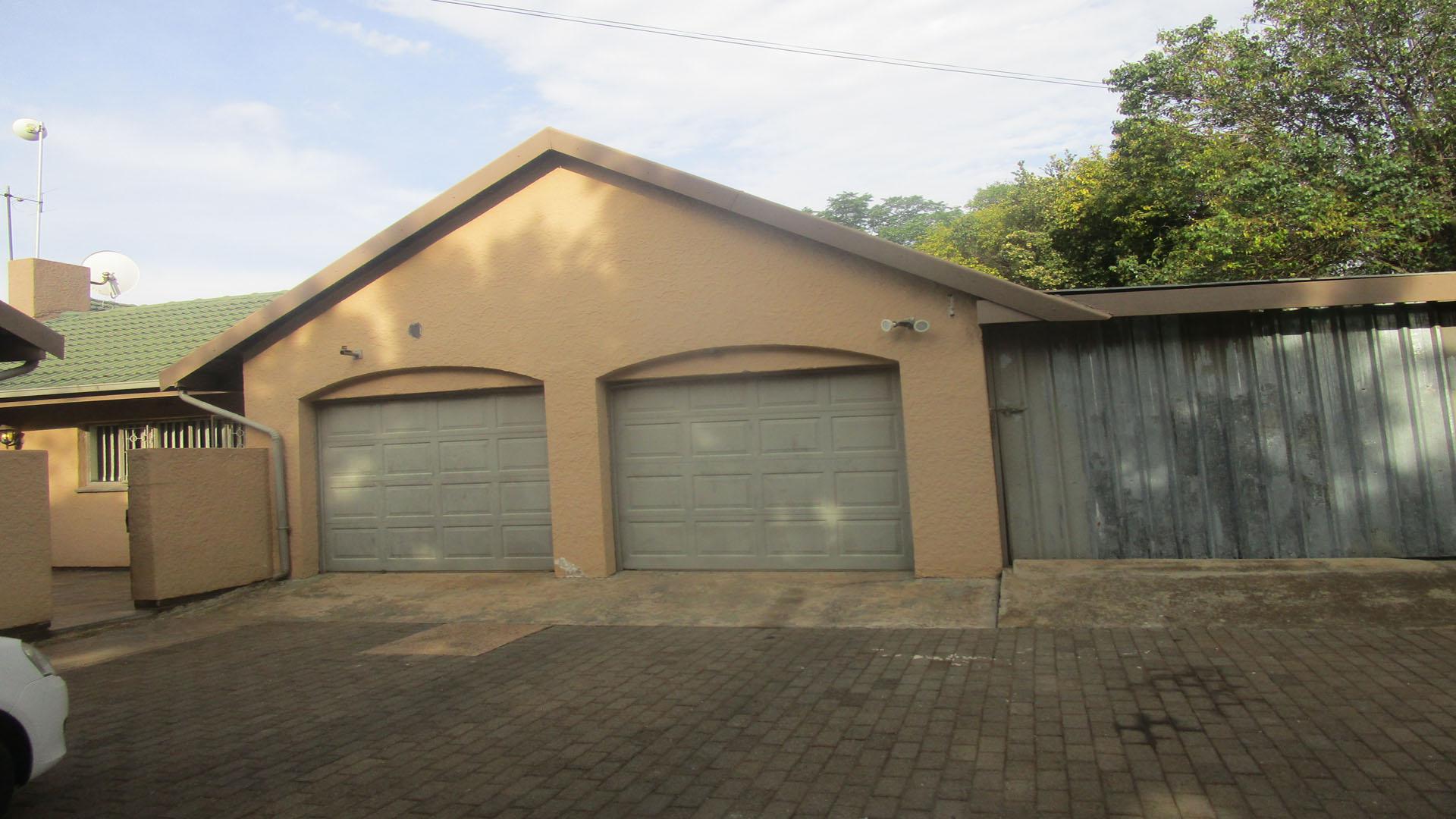 Front View of property in Glen Marais