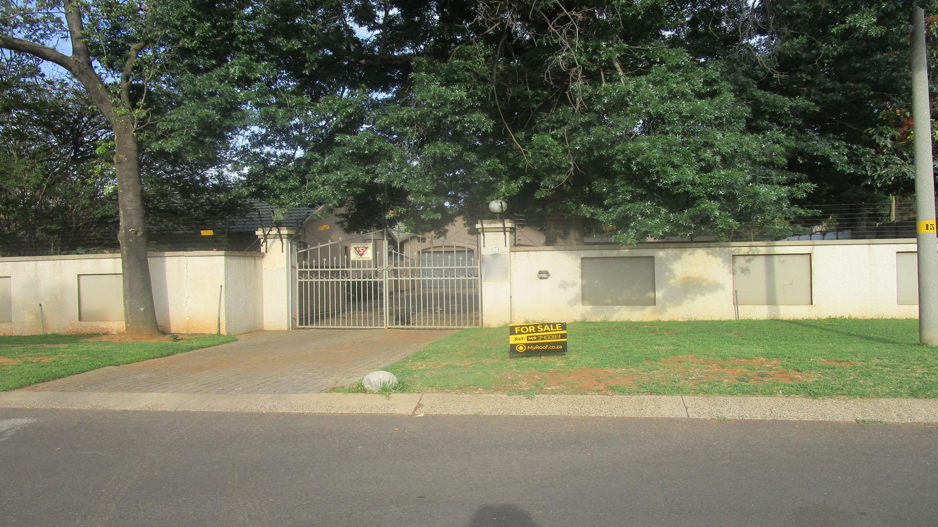 Front View of property in Glen Marais