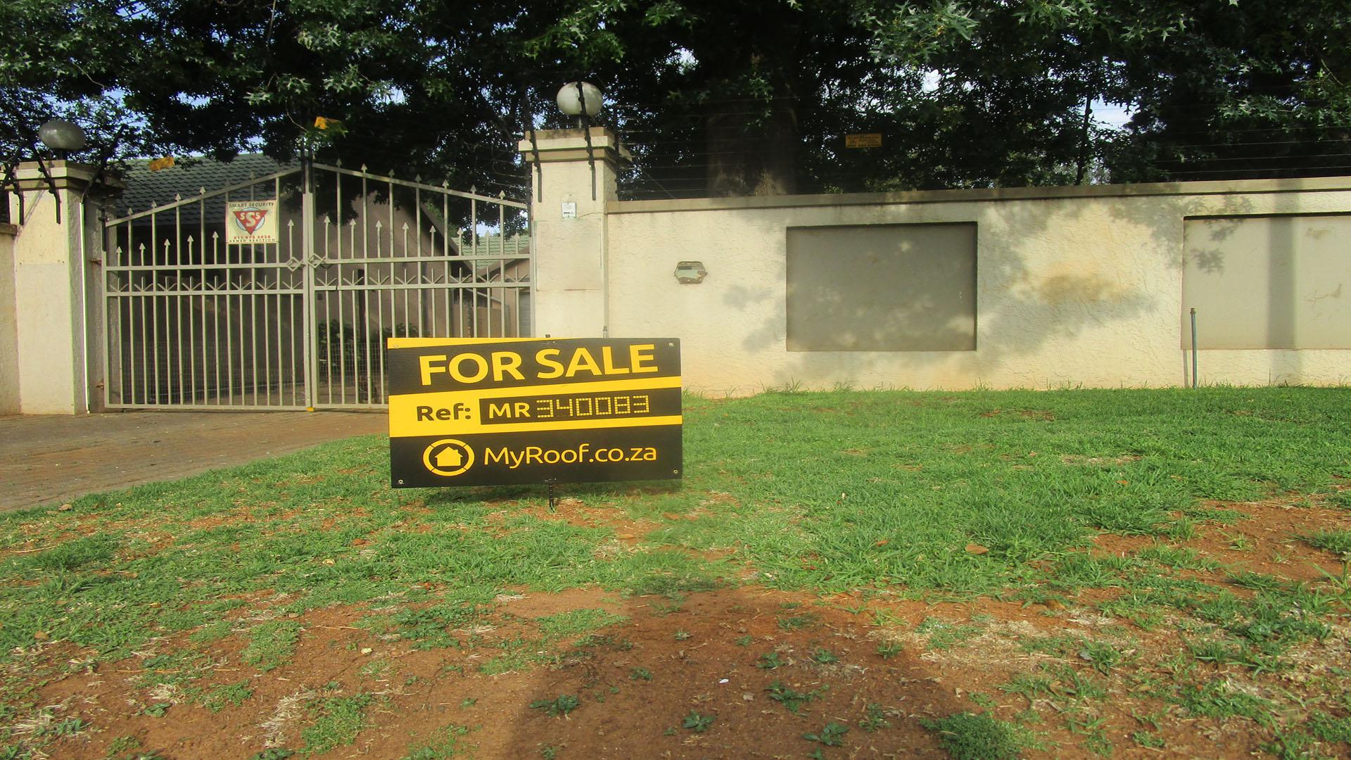 Front View of property in Glen Marais