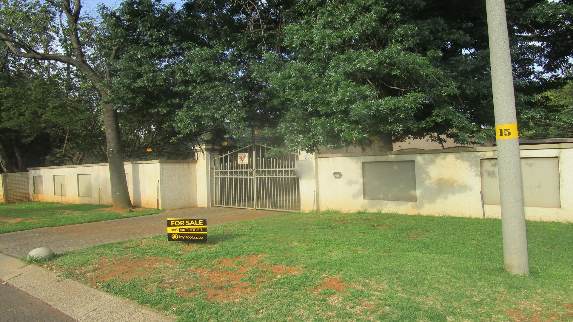 Front View of property in Glen Marais