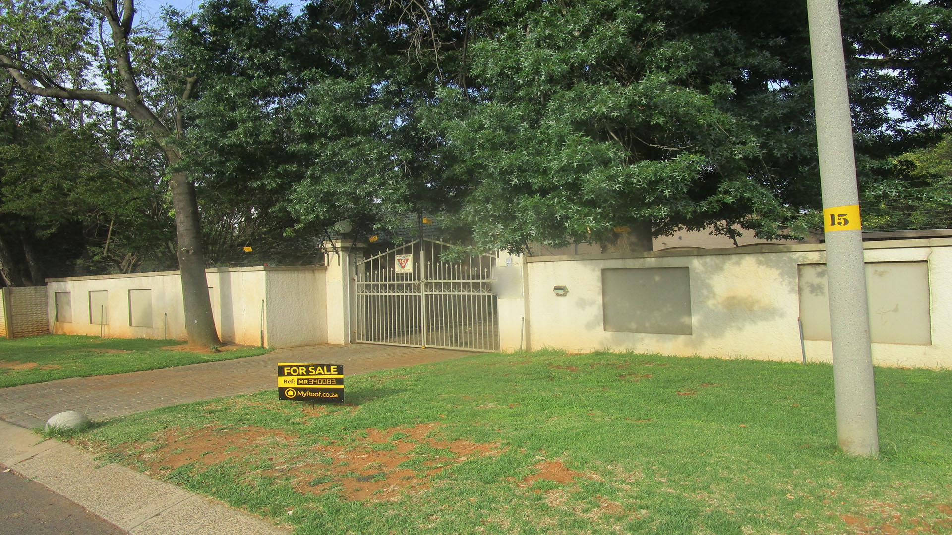 Front View of property in Glenmarais (Glen Marais)