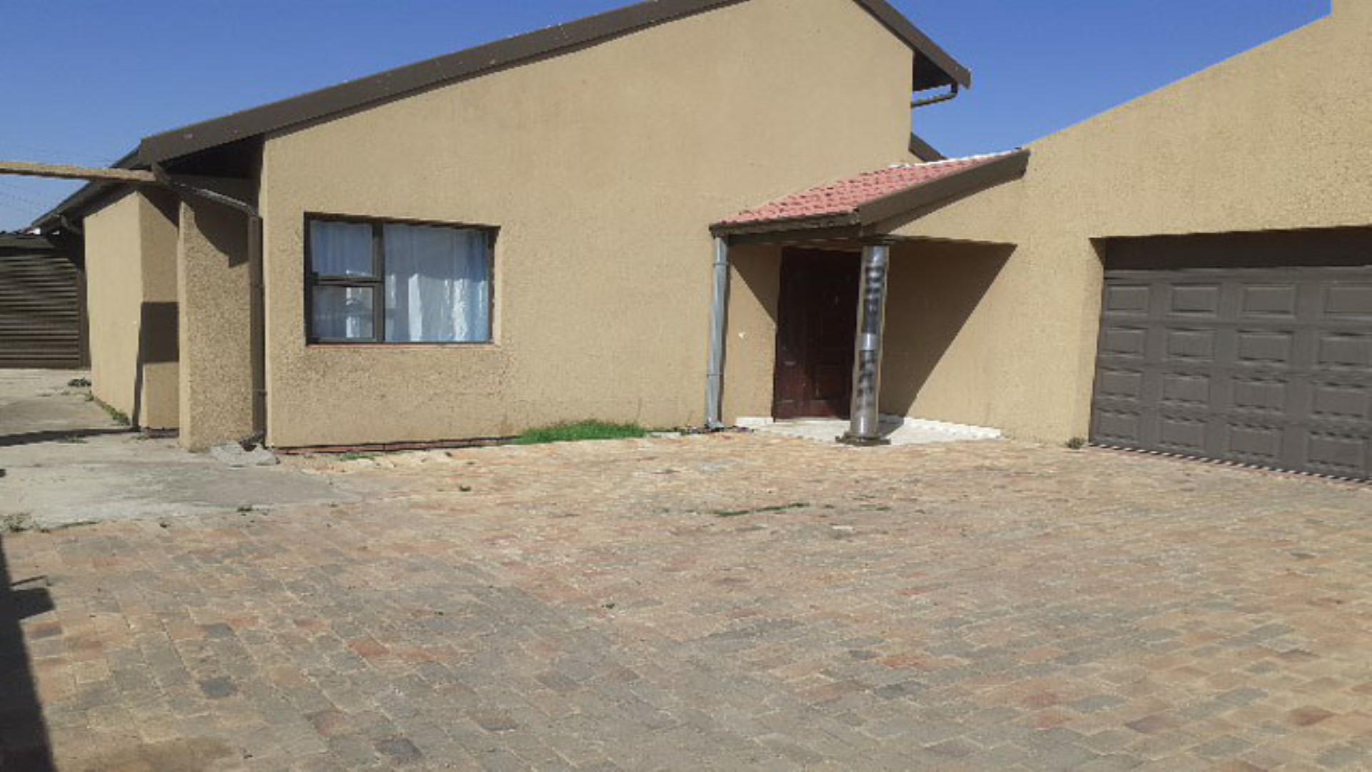 Front View of property in Zamdela