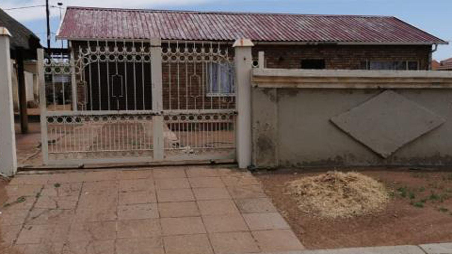 Front View of property in Lethlabile