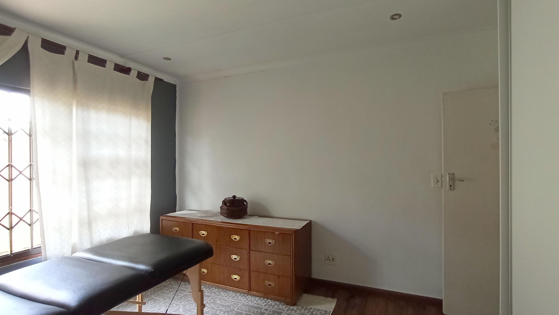 Bed Room 3 - 16 square meters of property in Paulshof