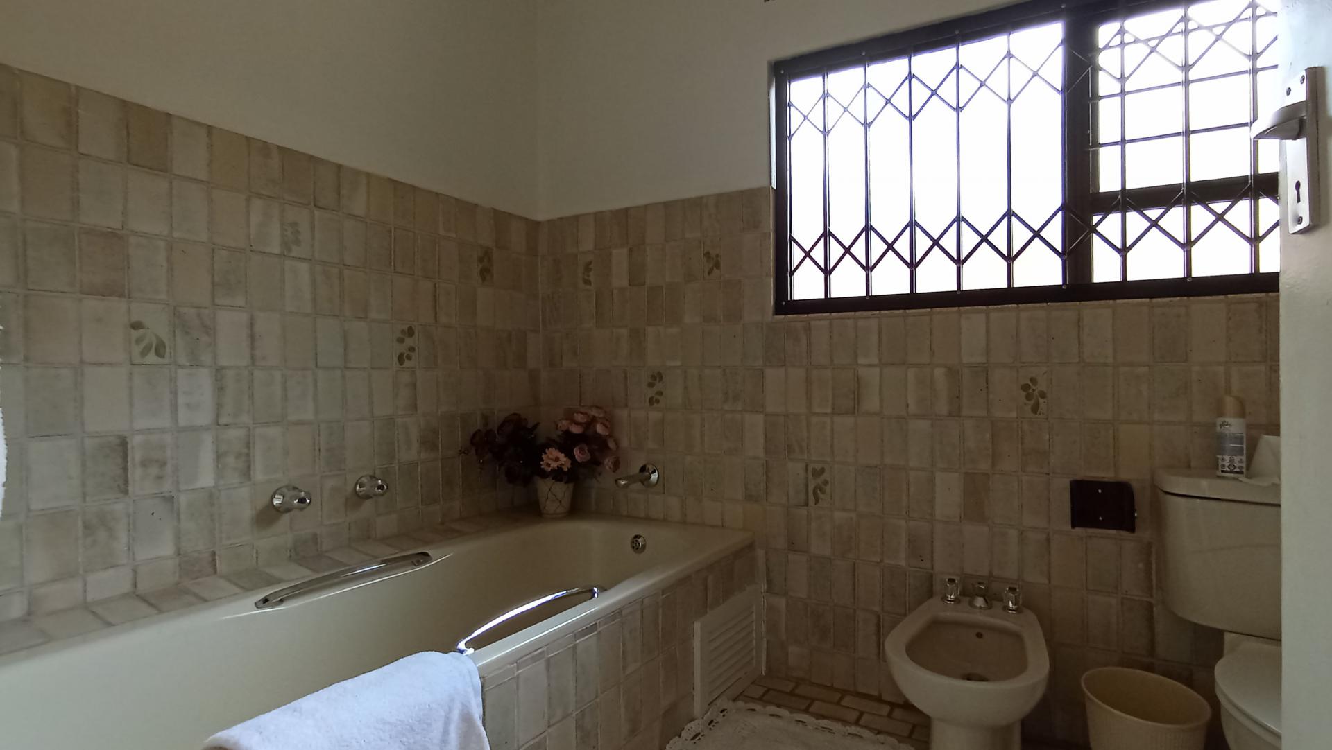 Main Bathroom - 9 square meters of property in Paulshof