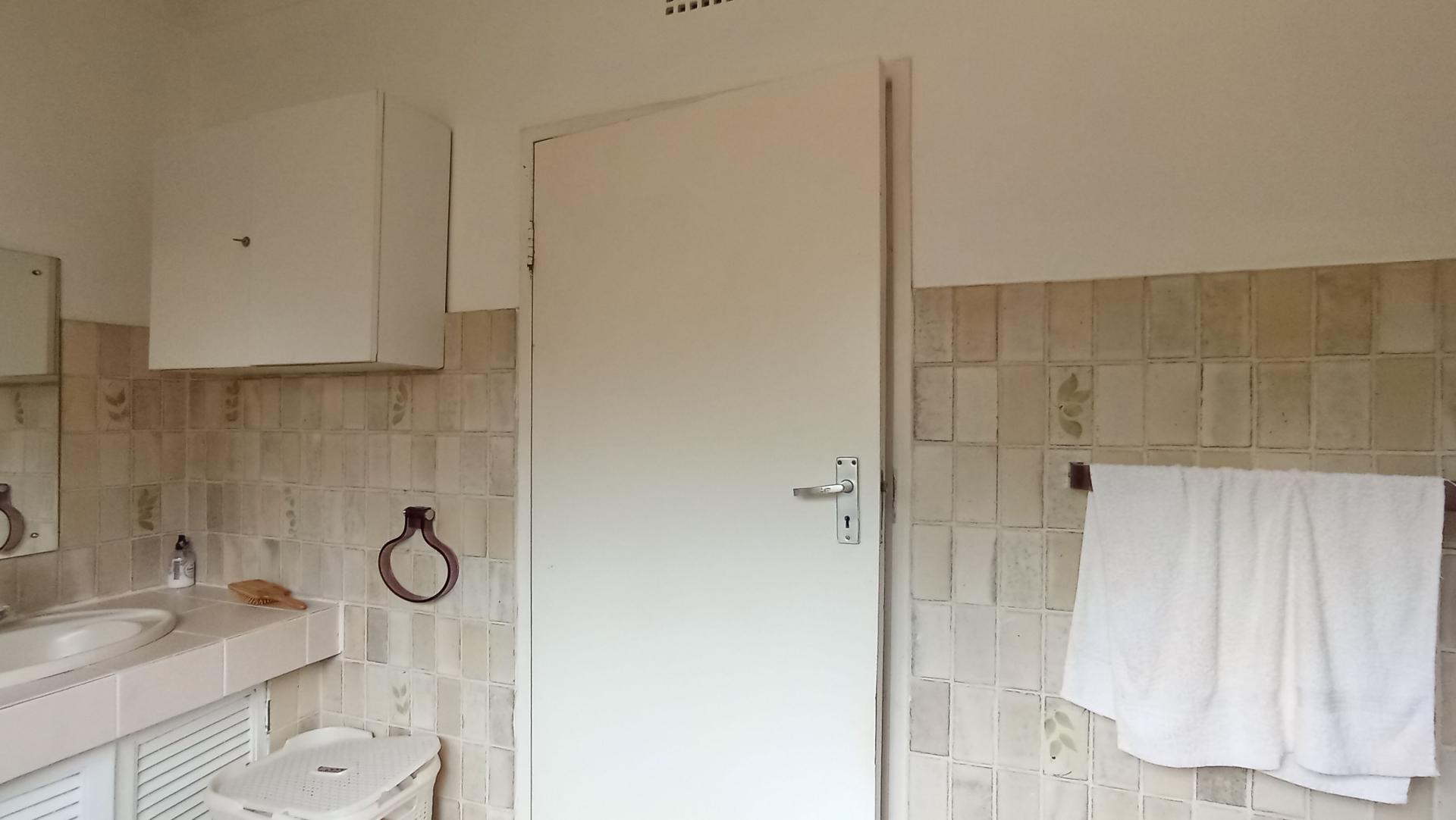 Main Bathroom - 9 square meters of property in Paulshof