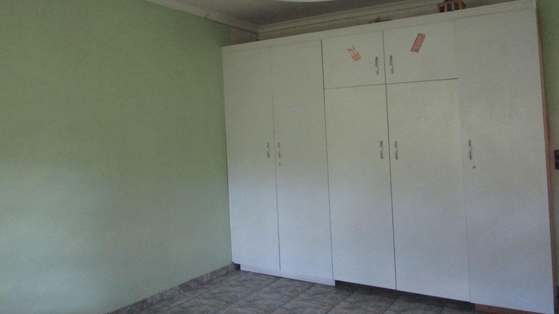 Bed Room 4 of property in Mondeor