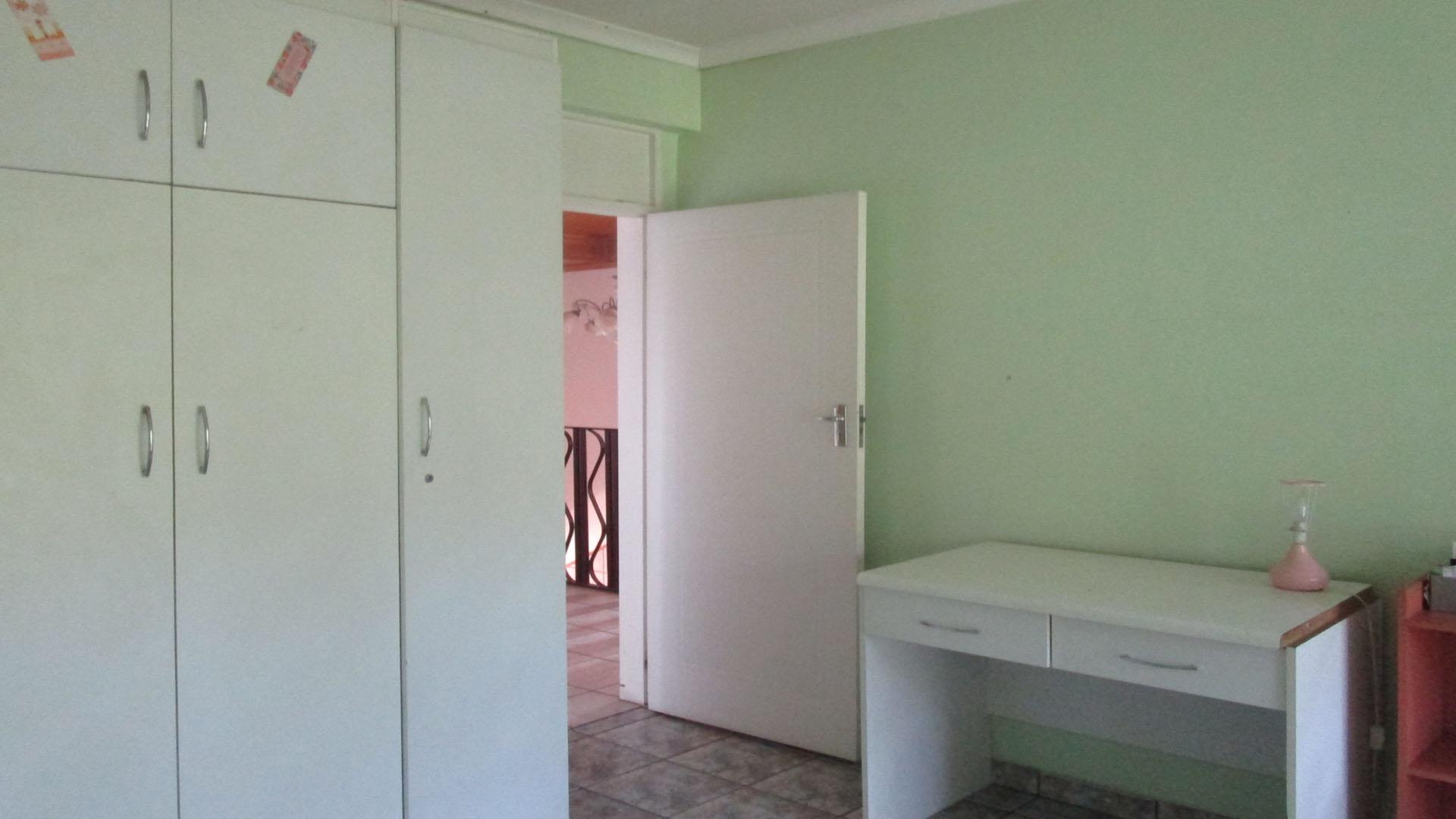 Bed Room 4 of property in Mondeor