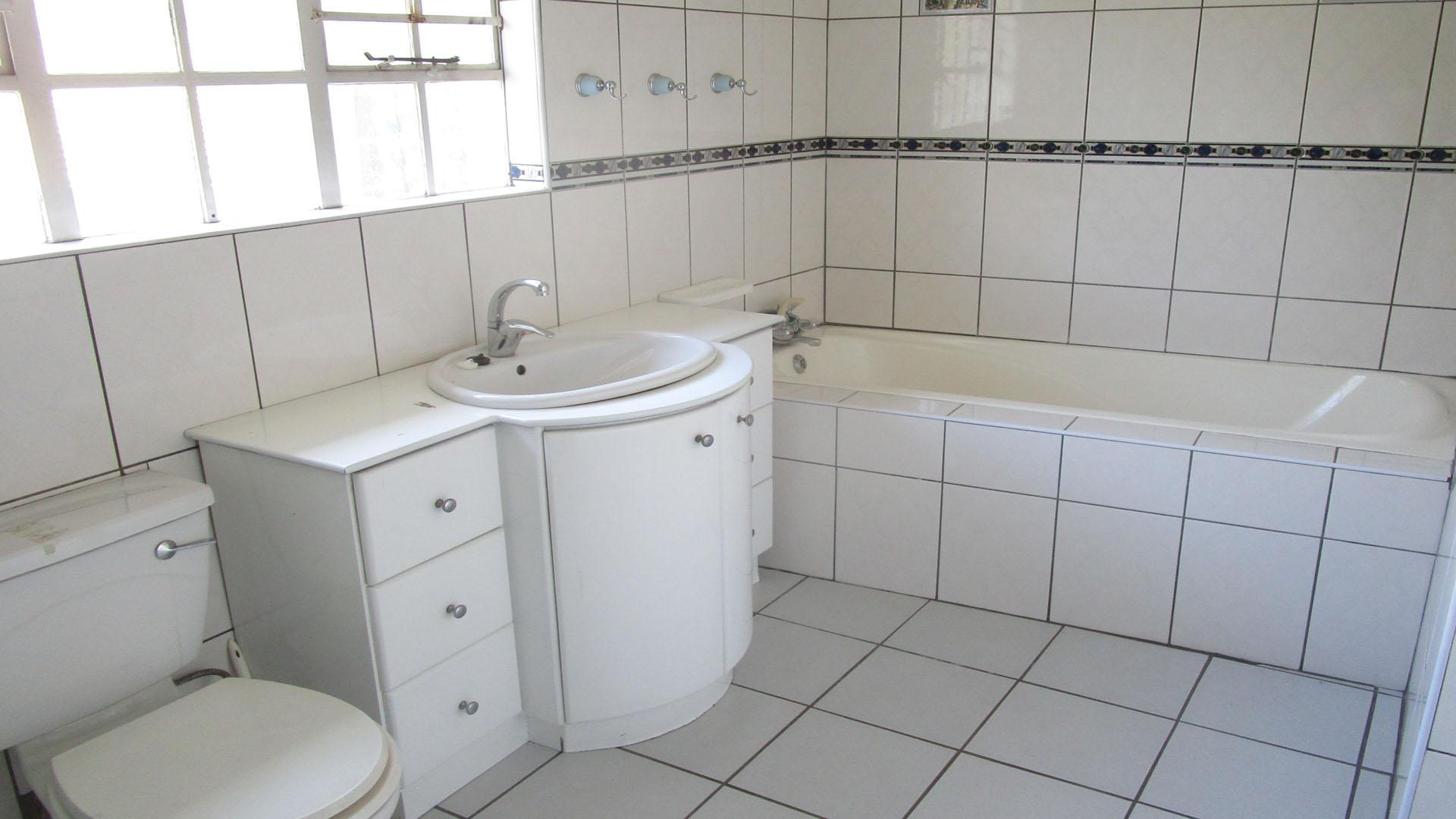 Bathroom 2 - 8 square meters of property in Mondeor