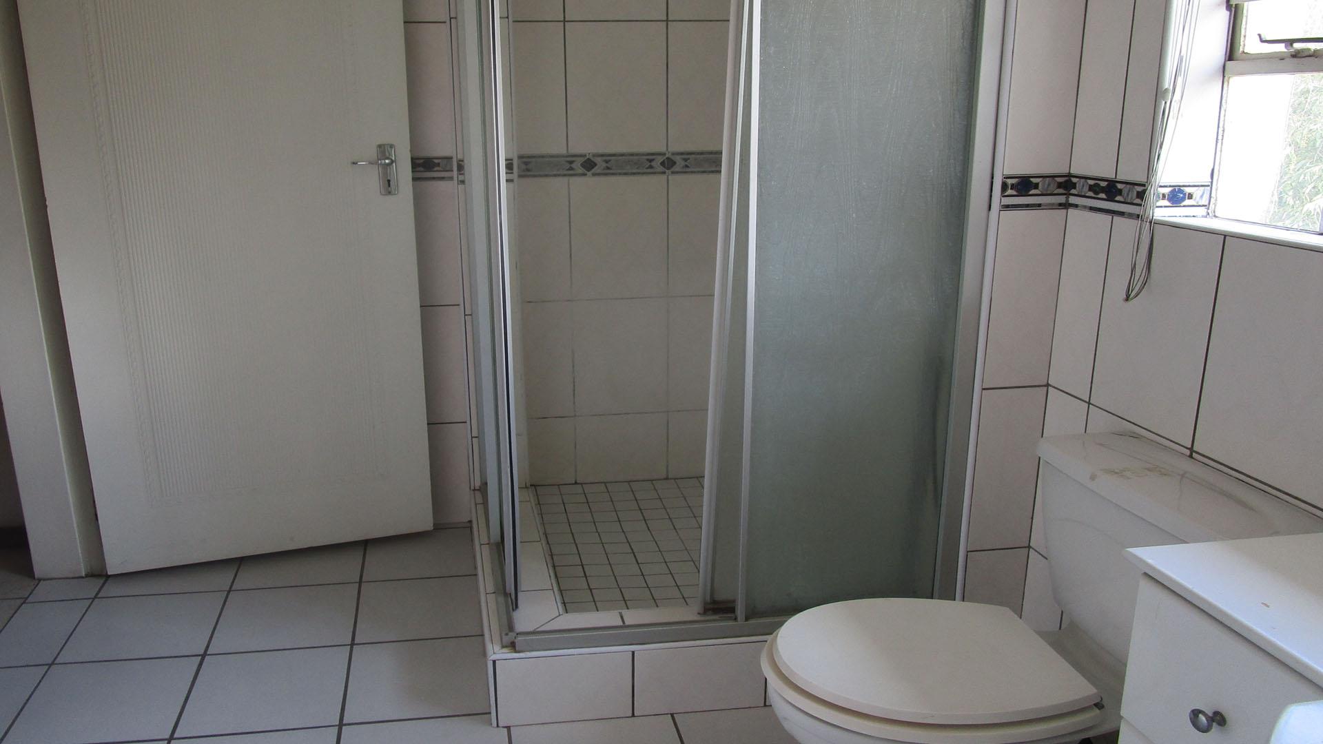 Bathroom 2 - 8 square meters of property in Mondeor