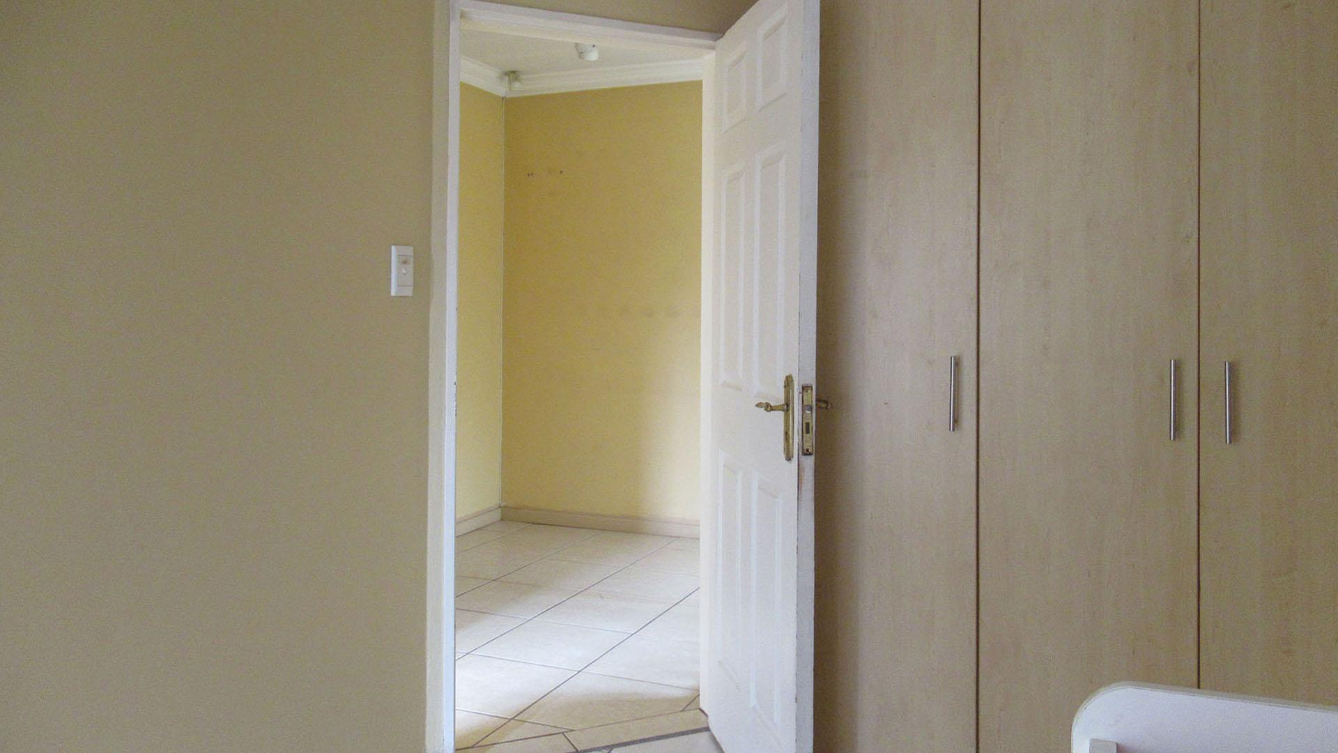 Bed Room 1 - 9 square meters of property in Willowbrook