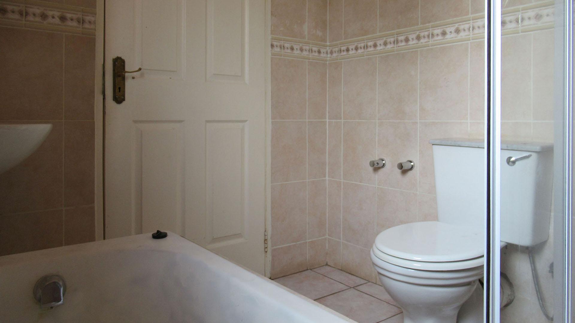 Bathroom 1 - 4 square meters of property in Willowbrook