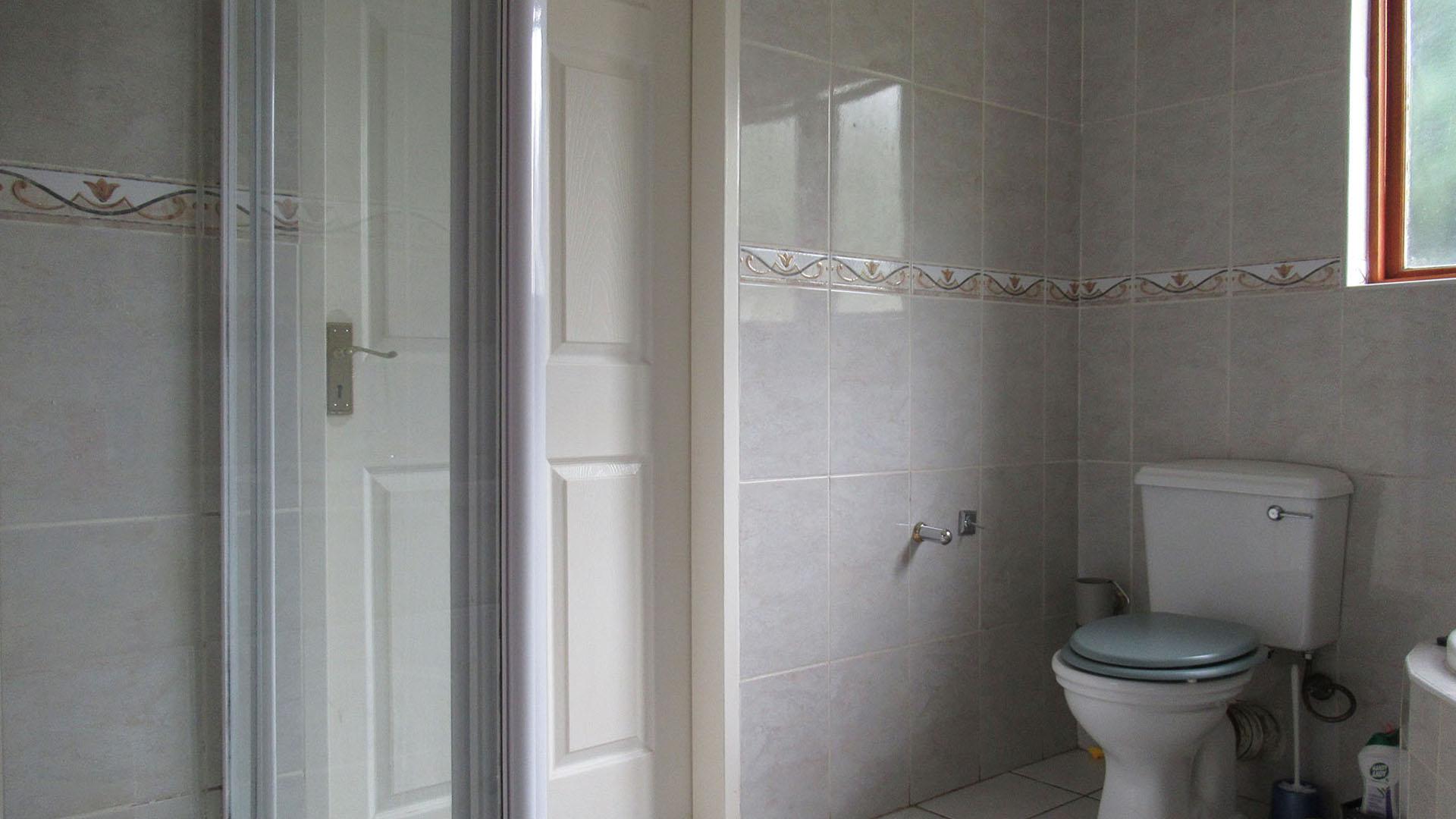 Main Bathroom - 7 square meters of property in Willowbrook