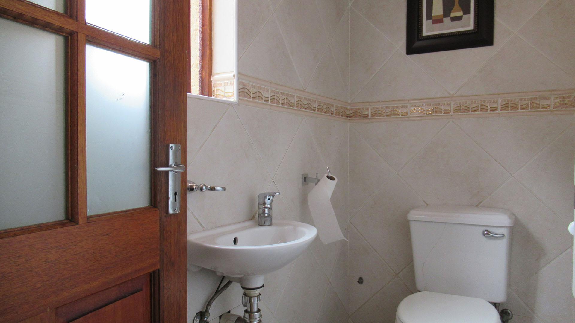 Guest Toilet - 3 square meters of property in Willowbrook
