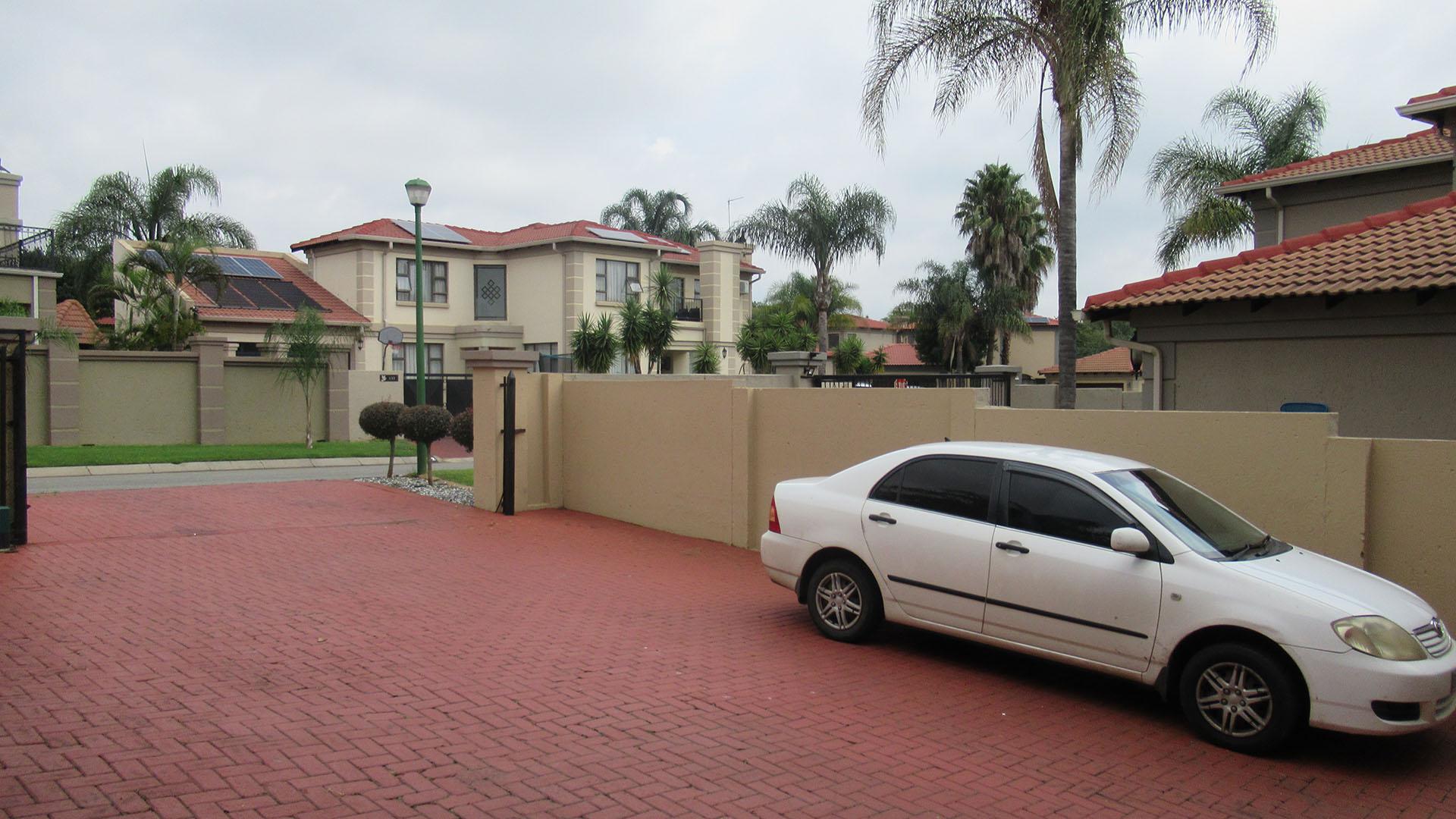 Front View of property in Willowbrook