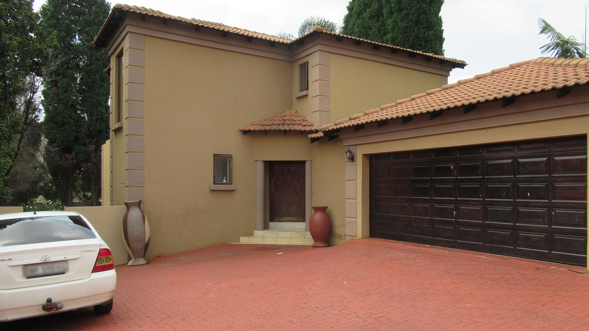 Front View of property in Willowbrook