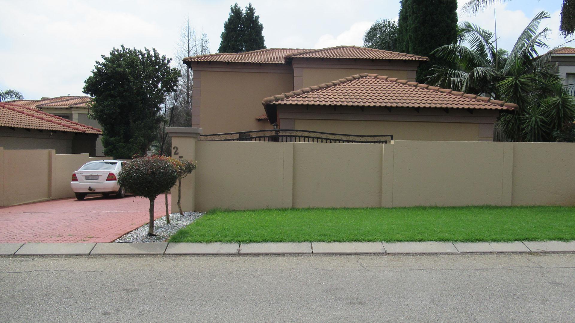 Front View of property in Willowbrook