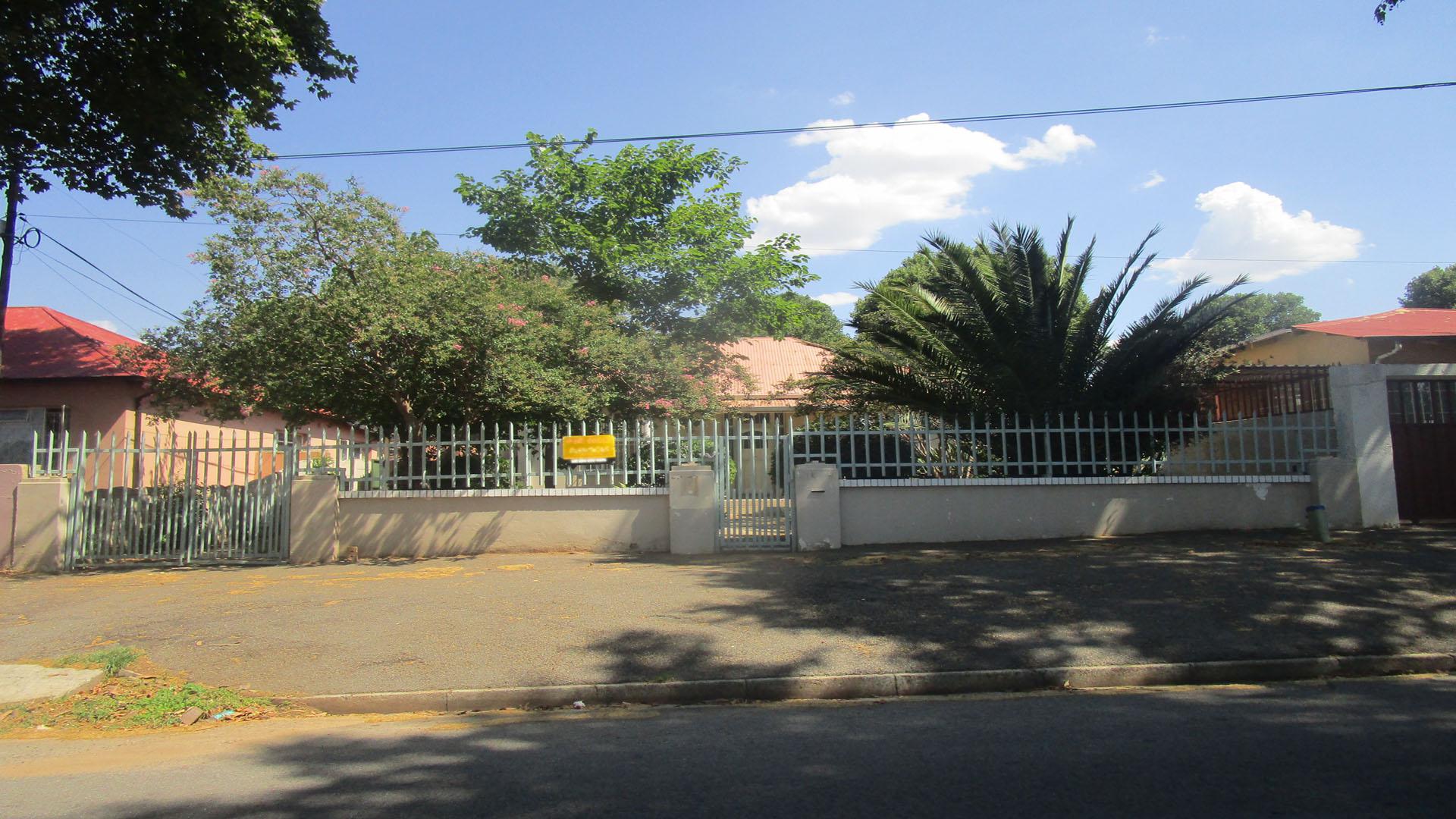 Front View of property in Bezuidenhout Valley