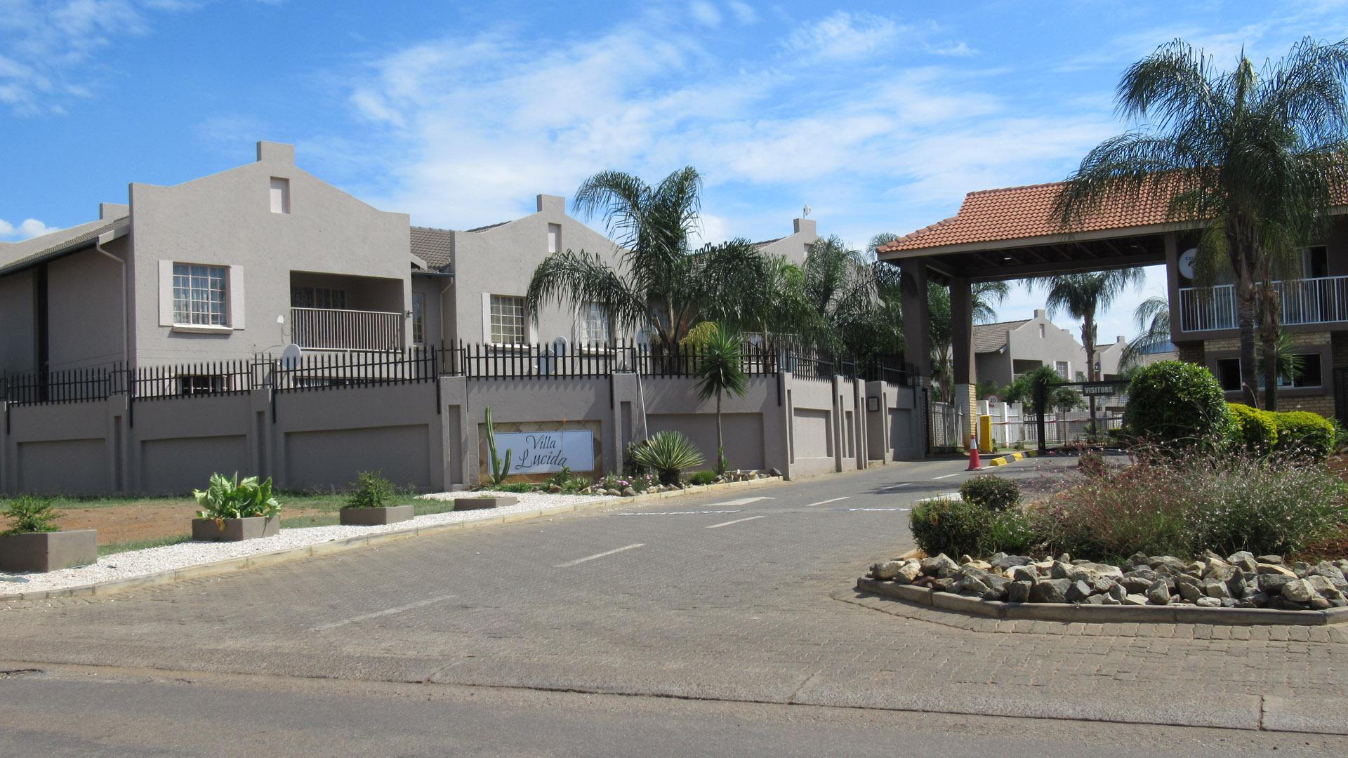 Front View of property in Waterval East