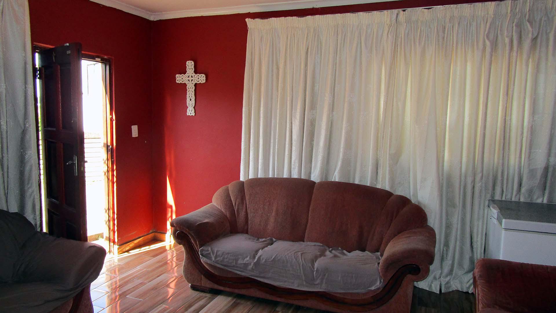 Lounges - 39 square meters of property in Chatsworth - KZN