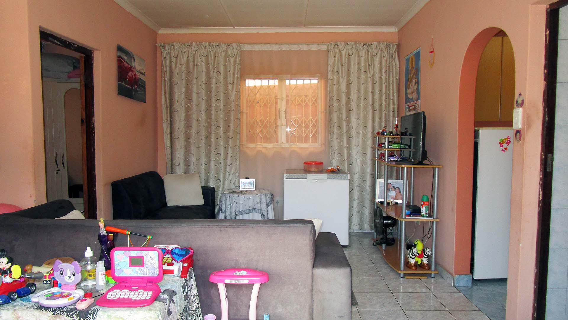Lounges - 39 square meters of property in Chatsworth - KZN