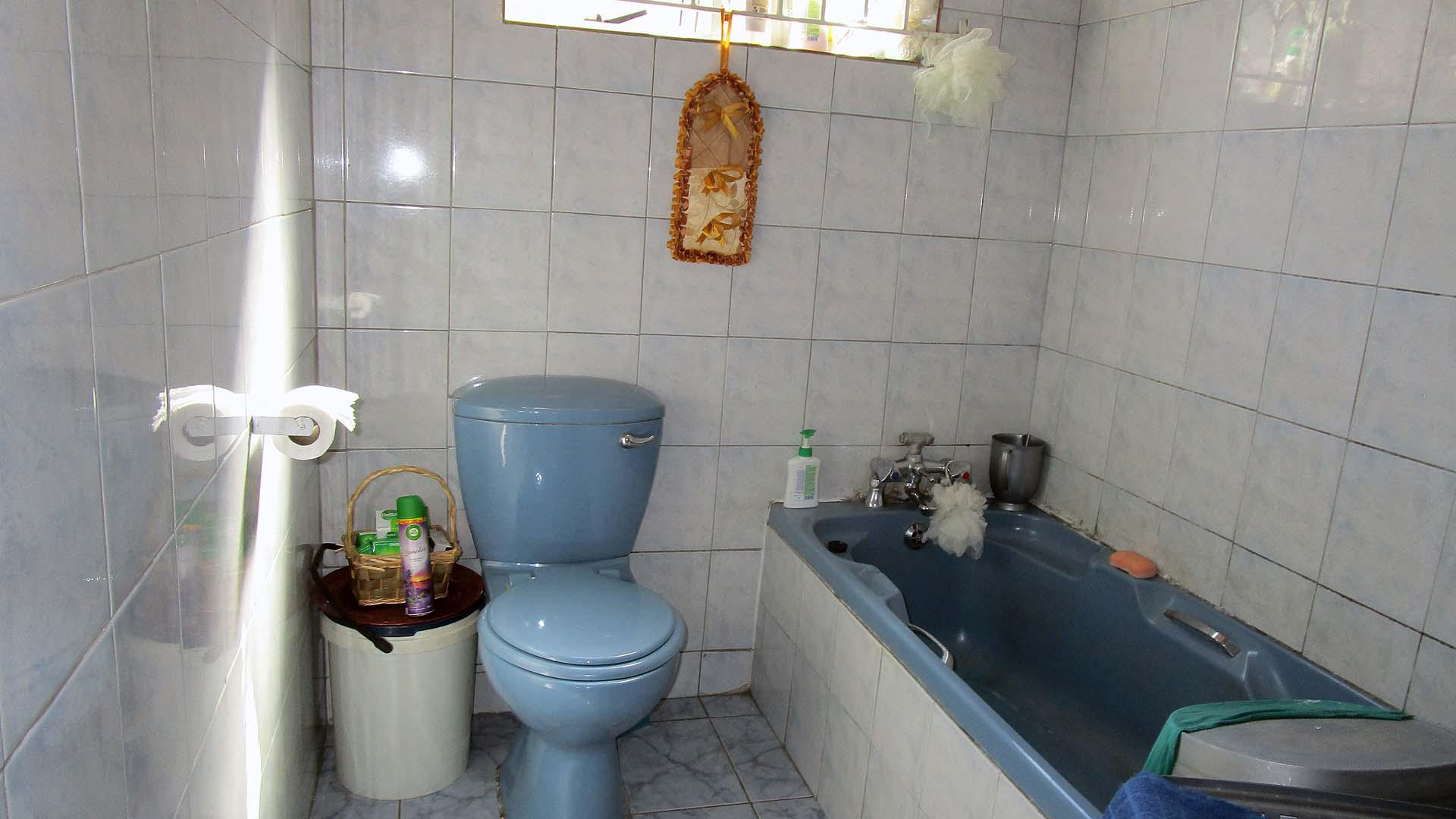 Bathroom 1 - 5 square meters of property in Chatsworth - KZN