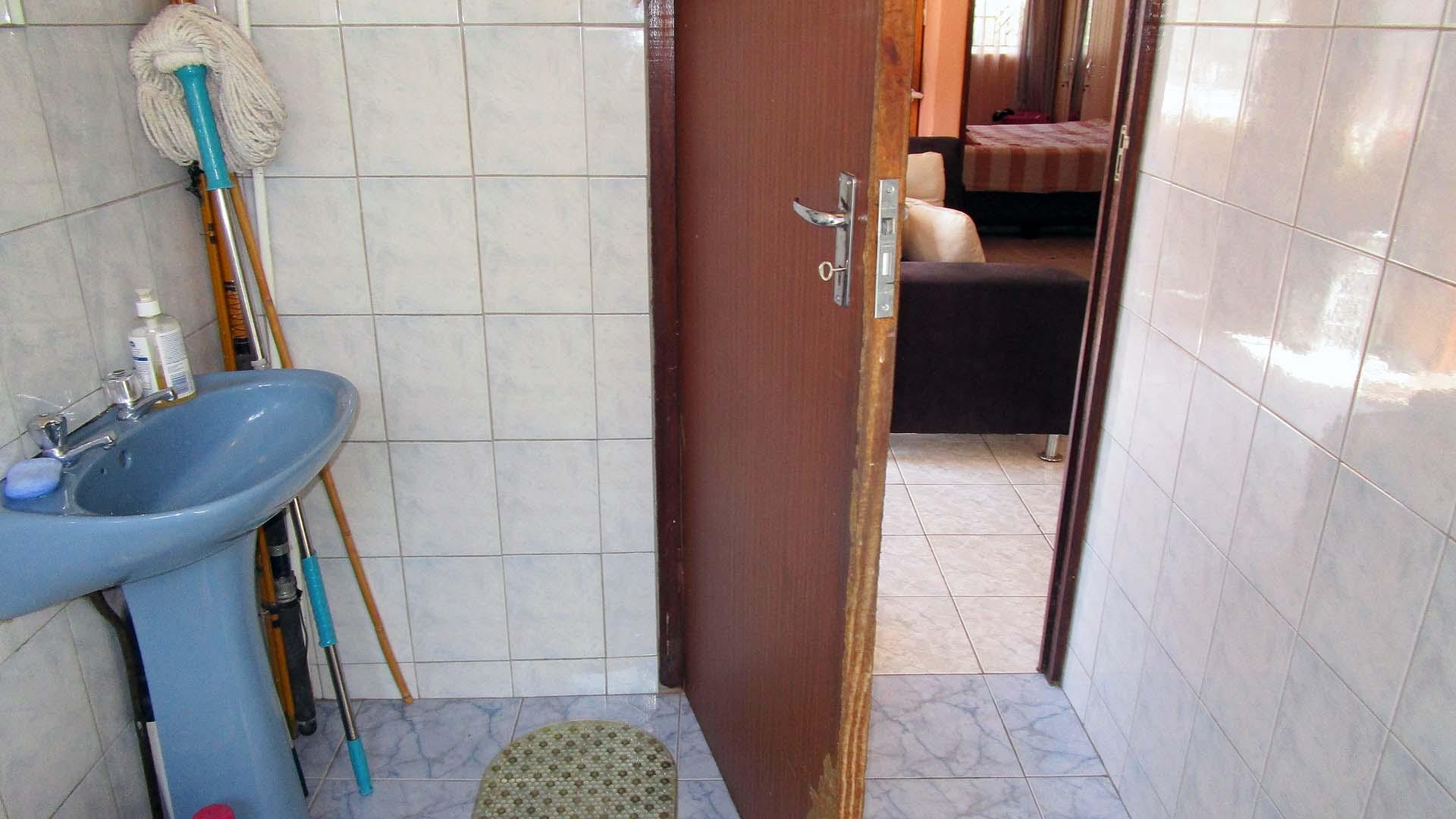 Bathroom 1 - 5 square meters of property in Chatsworth - KZN