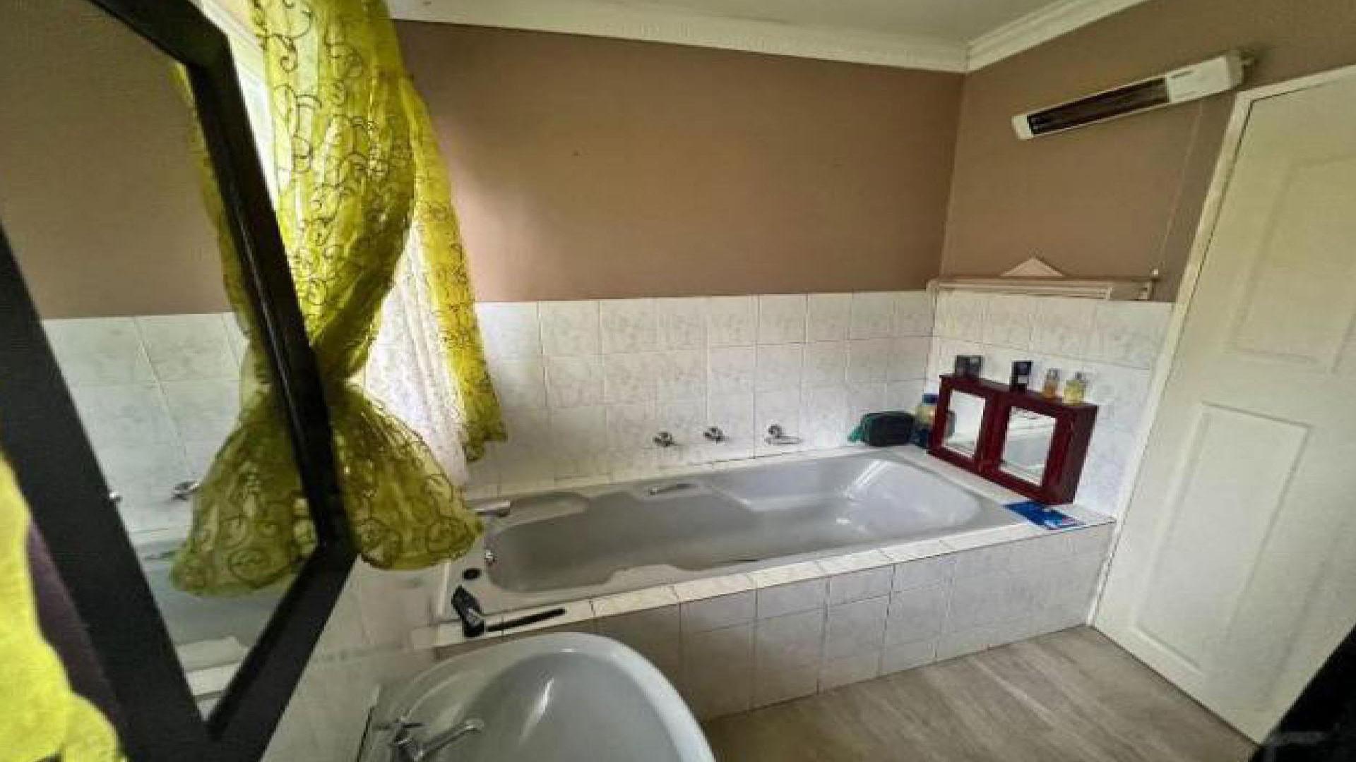 Bathroom 1 of property in Langenhoven Park