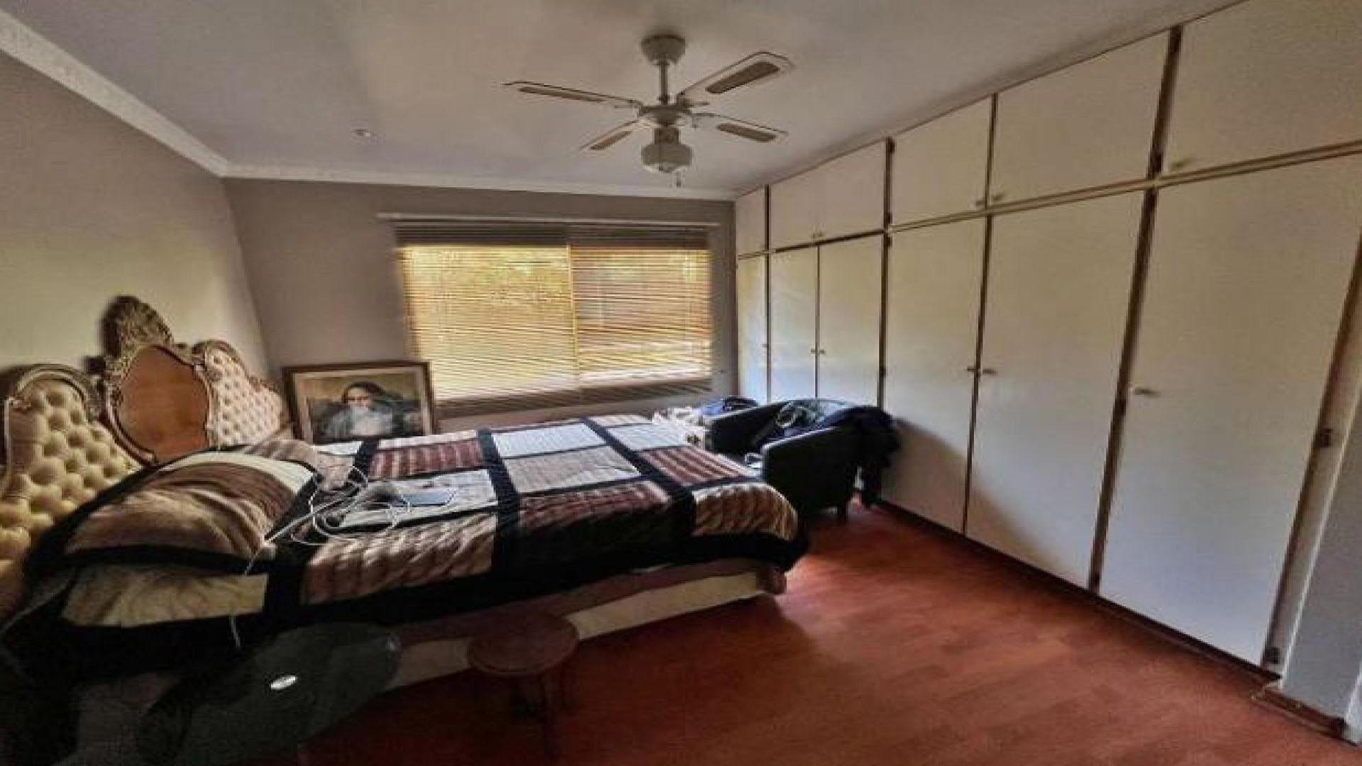 Bed Room 1 of property in Langenhoven Park