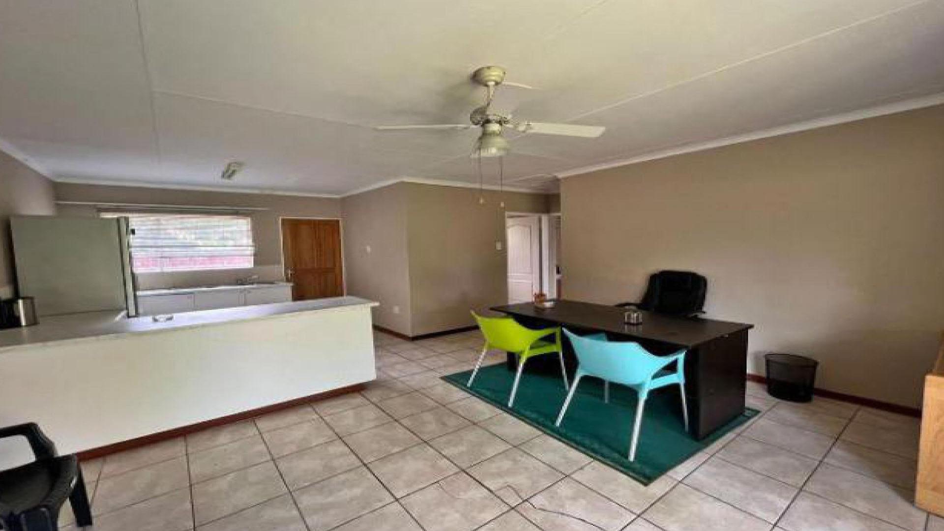 Dining Room of property in Langenhoven Park