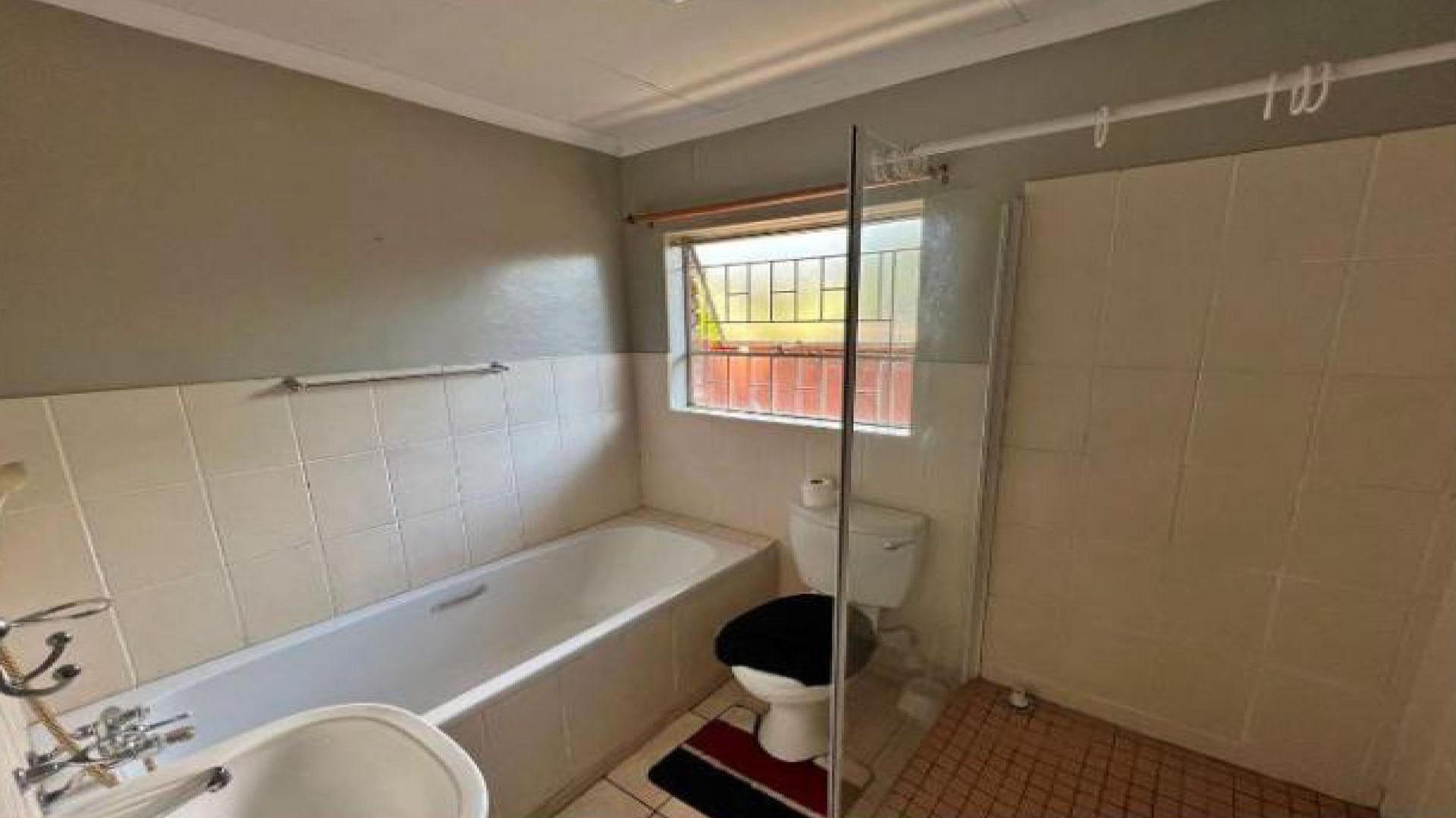 Bathroom 2 of property in Langenhoven Park